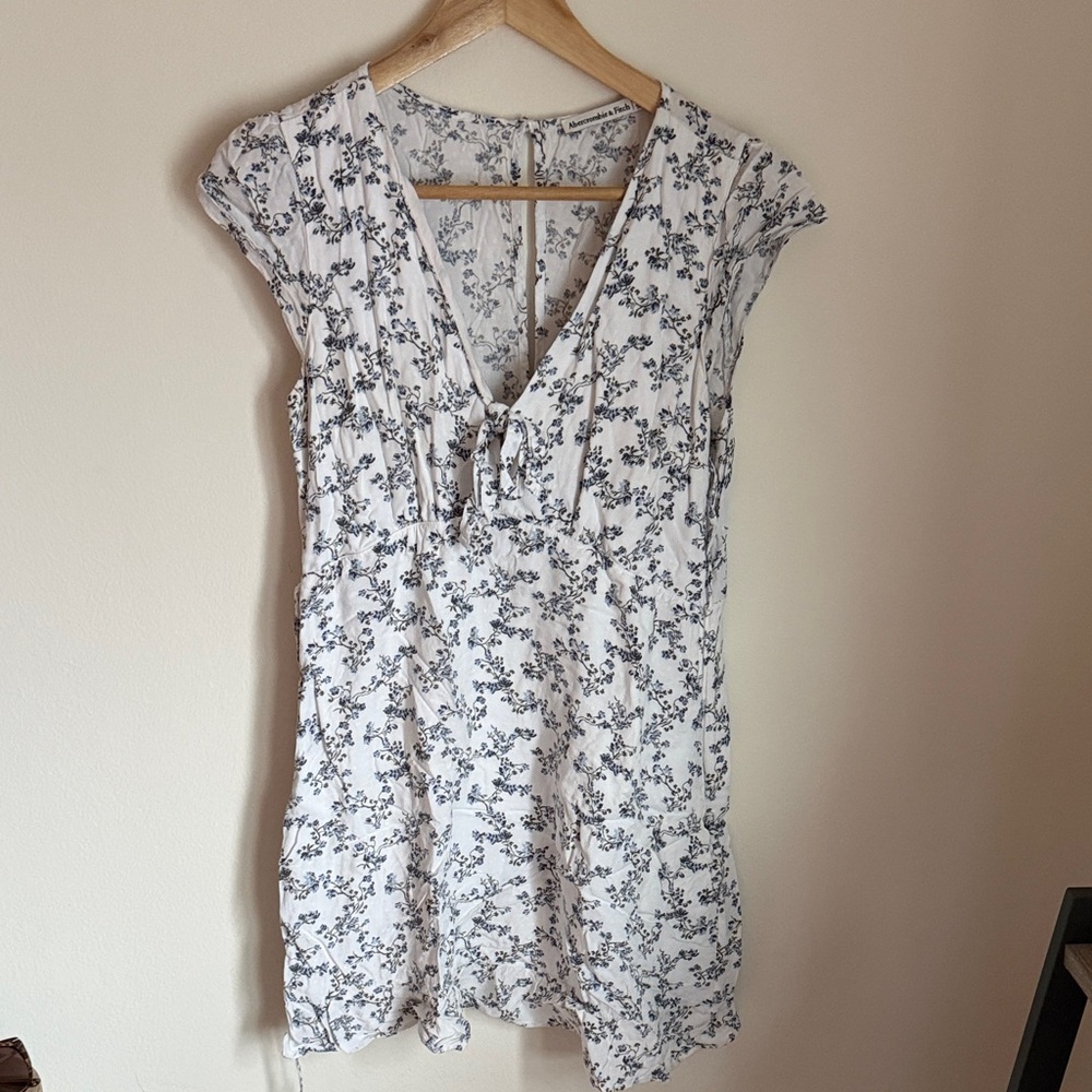 Abercrombie & Fitch White and Blue Floral Blouse